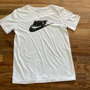 Boys Nike camo swoosh tee Size L